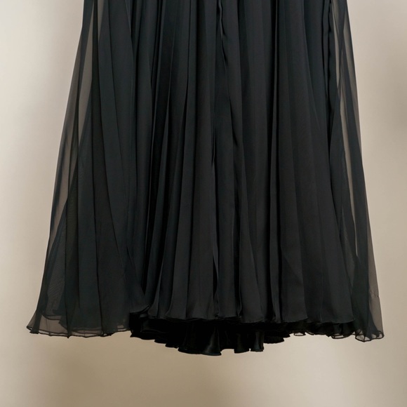 Carmen Marc Valvo Couture beaded, pleated black chiffon gown, fully lined size 2 - Picture 10 of 10